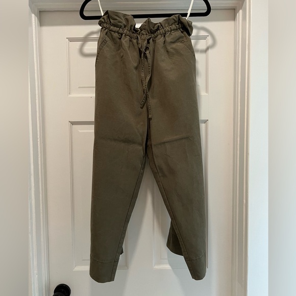Aritzia Pants - Aritzia paper bag pants. Wide leg, great material! Size 4